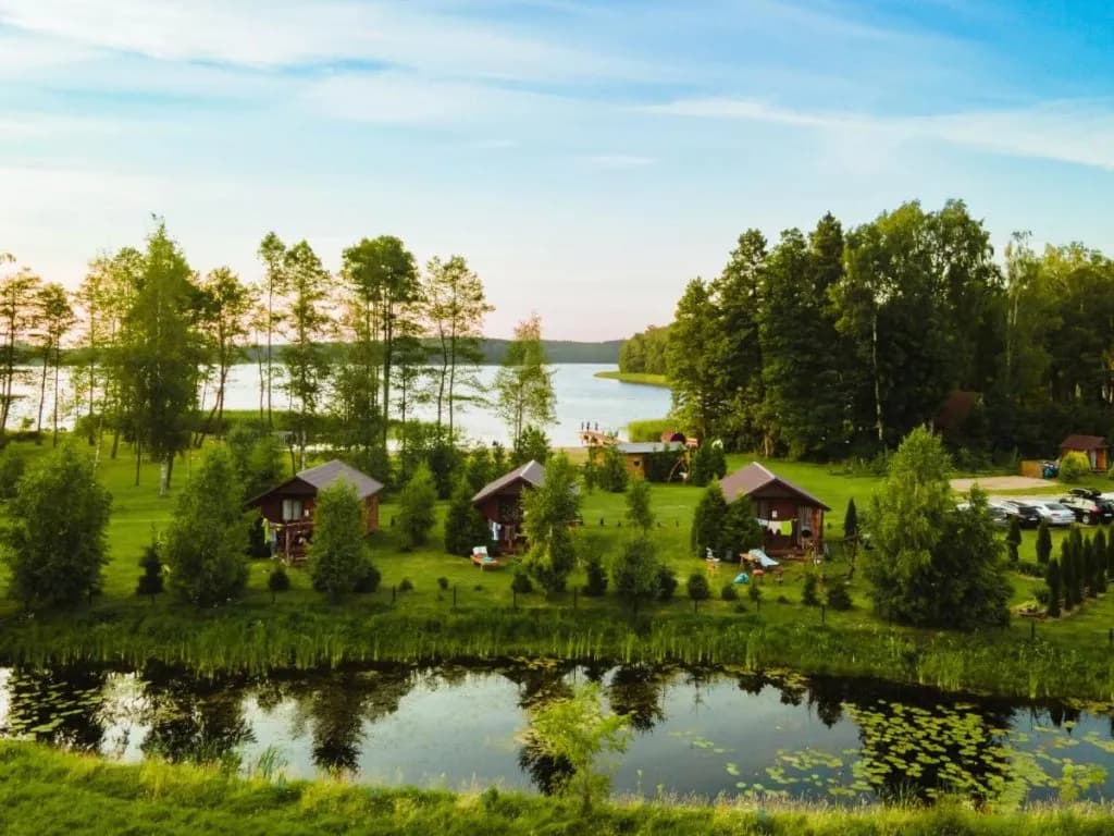 Najlepsze domki nad jeziorem w Podkarpackiem – komfort i relaks w naturze